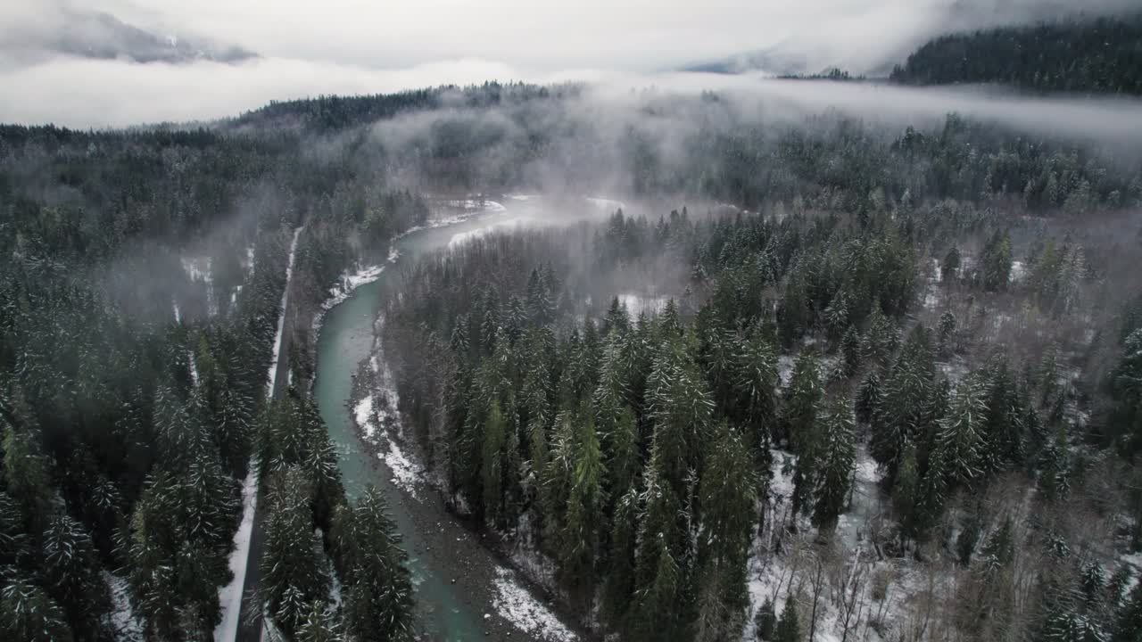 ruta panorámica del estado de washington autopista de bucle de montaña vista aérea en invierno