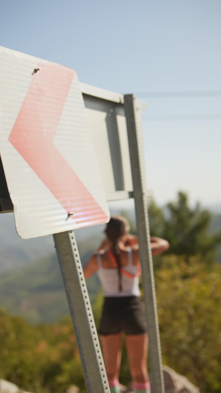 mujer disfrutando de una vista de la montaña