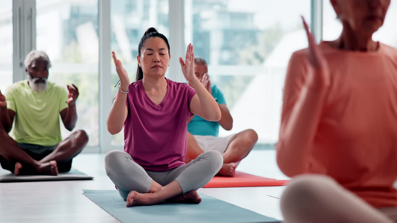 요가 수업 에서 명상 하는 노인 들