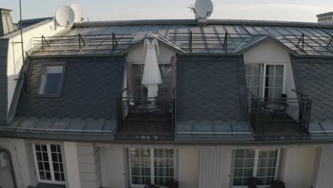 el vestido de novia colgado en la puerta de la terraza del balcón espera a la novia en una mañana soleada, vista aérea