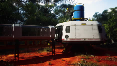 una nave espacial futurista aterriza en un planeta desierto rojo.