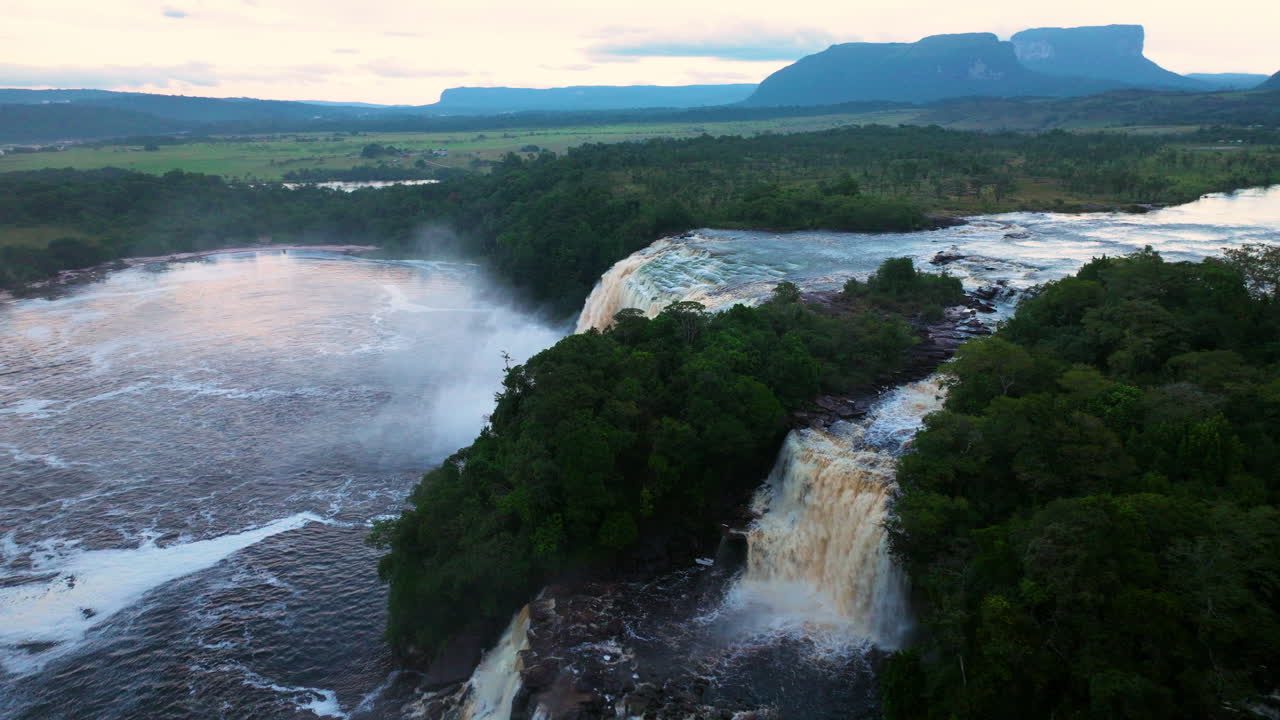 vista de la laguna de canaima al atardecer con las cataratas de el hacha y sapo