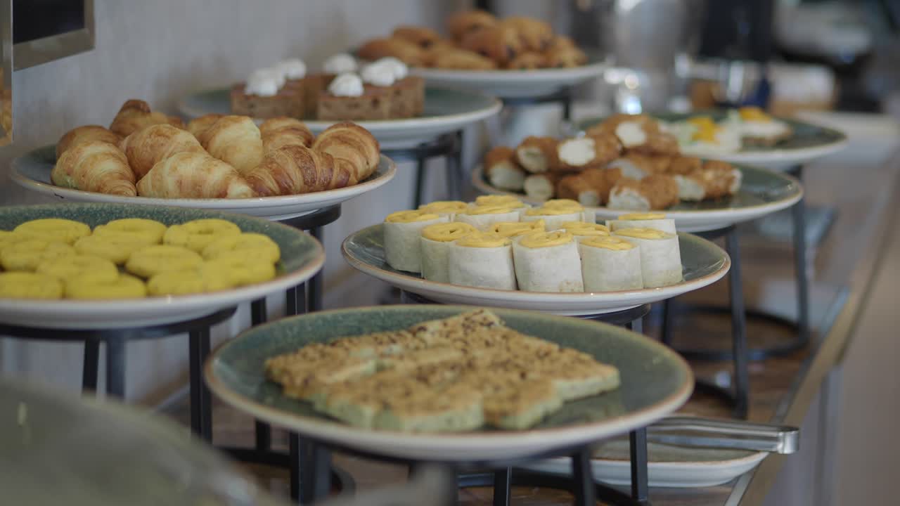 Assortimento di Pasticceria Fresca e Prodotti da Forno su Espositore a Buffet