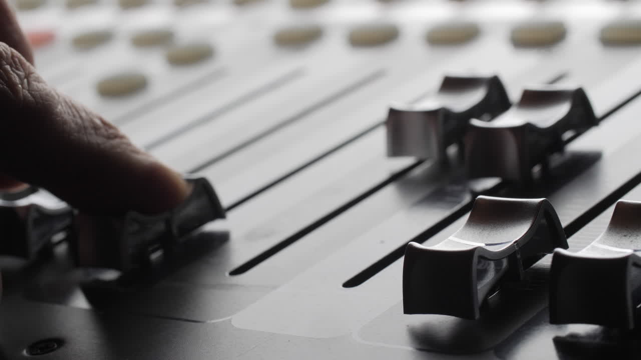 consola de audio digital. deslizadores motorizados. de cerca