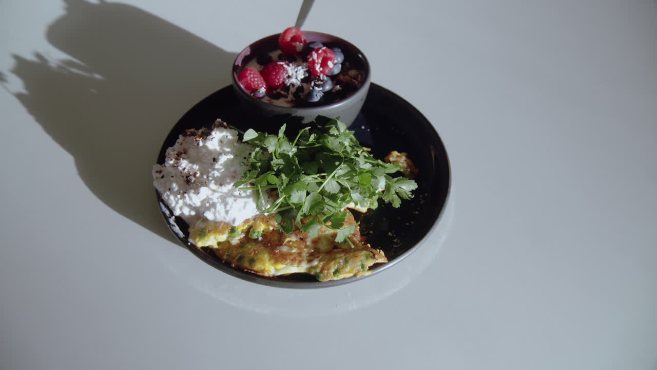 흰색 접시에 아름답게 제공되고 장식된 돌리 아웃 건강한 조식 접시