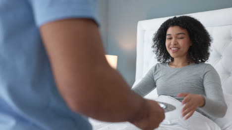 Desayuno-En-La-Cama,-Pareja-Y-Romantico-Con-Amor