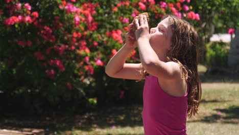 Joven-Caucásica-Disfrutando-De-Beber-Agua-De-Coco-En-Un-Jardín-Exótico