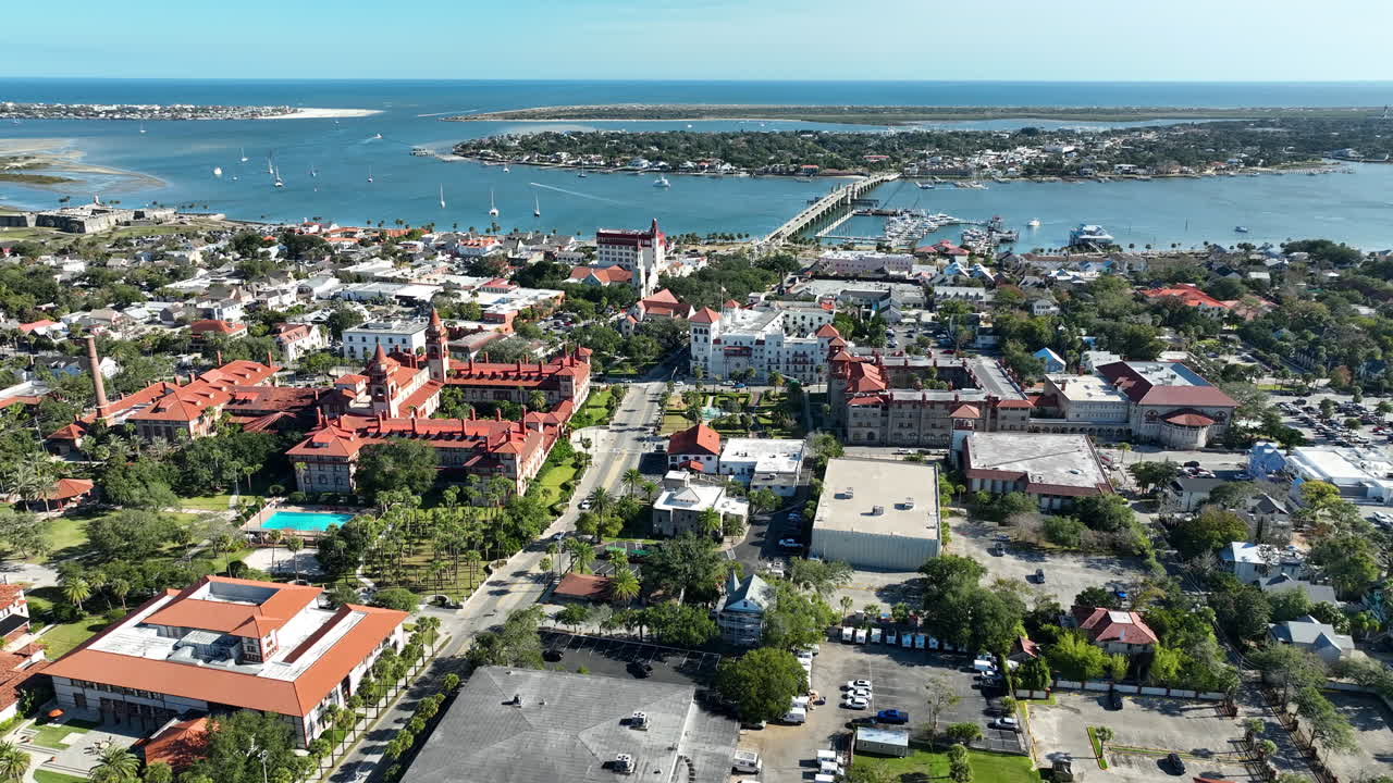 Una prospettiva aerea elevata cattura il cuore storico di St. Augustine, incorniciato da porti turistici, ponti e corsi d'acqua costieri