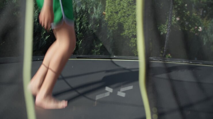 радостное лето прыгает на батуте на заднем дворе