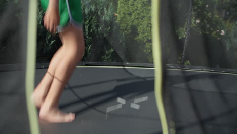 el verano alegre salta en un trampolín en un patio trasero