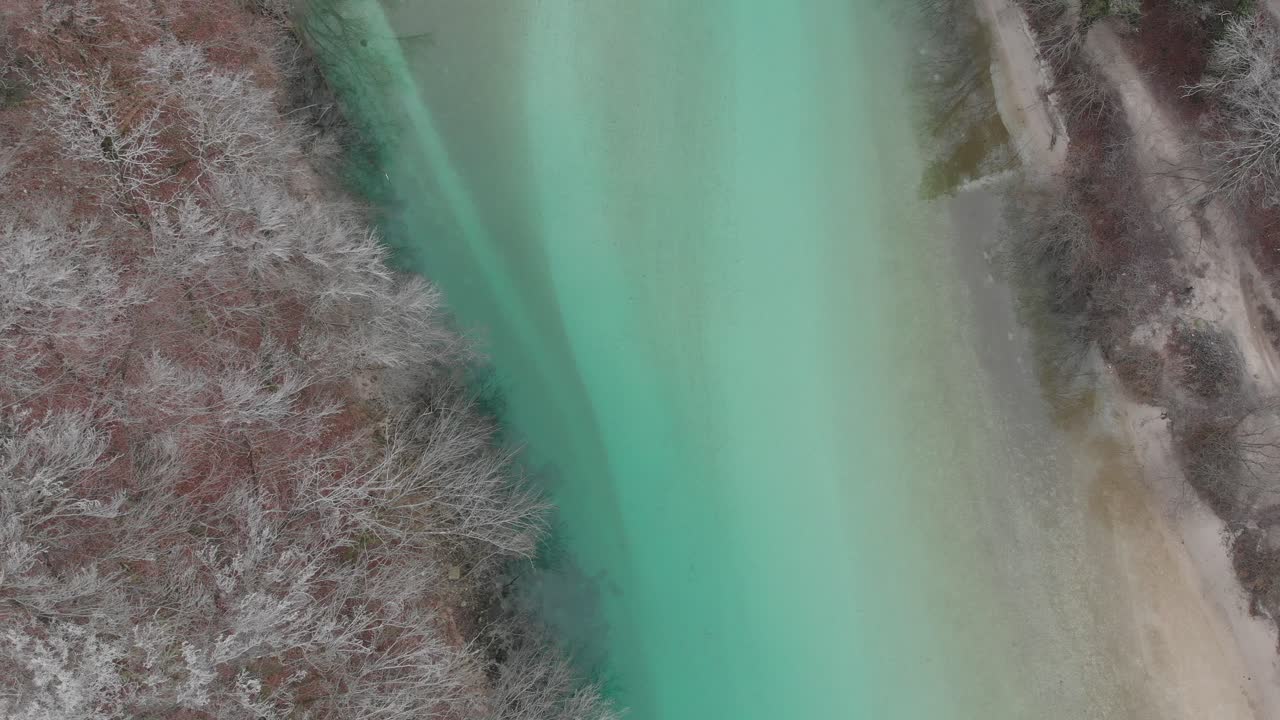 el dron se eleva sobre el hermoso río esmeralda cristalino en la fría mañana de invierno