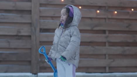 abuelo y nieta divirtiéndose en la nieve