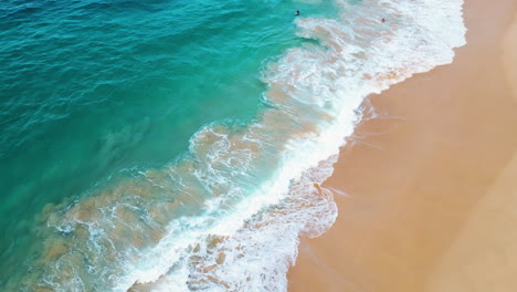 Drohnenansicht-Des-Wunderschönen-Strandes-Auf-Der-Insel-Oahu,-Hawaii