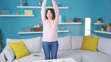 ⁇   ⁇ 새가 난다. 여자는 그녀의 겨드랑이  ⁇ 새를 맡고 혐오감을 느 ⁇ 다.