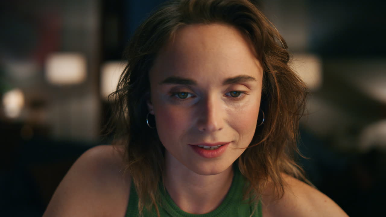 un trabajador independiente escéptico discutiendo el proyecto de vivienda. una mujer con una conversación por video