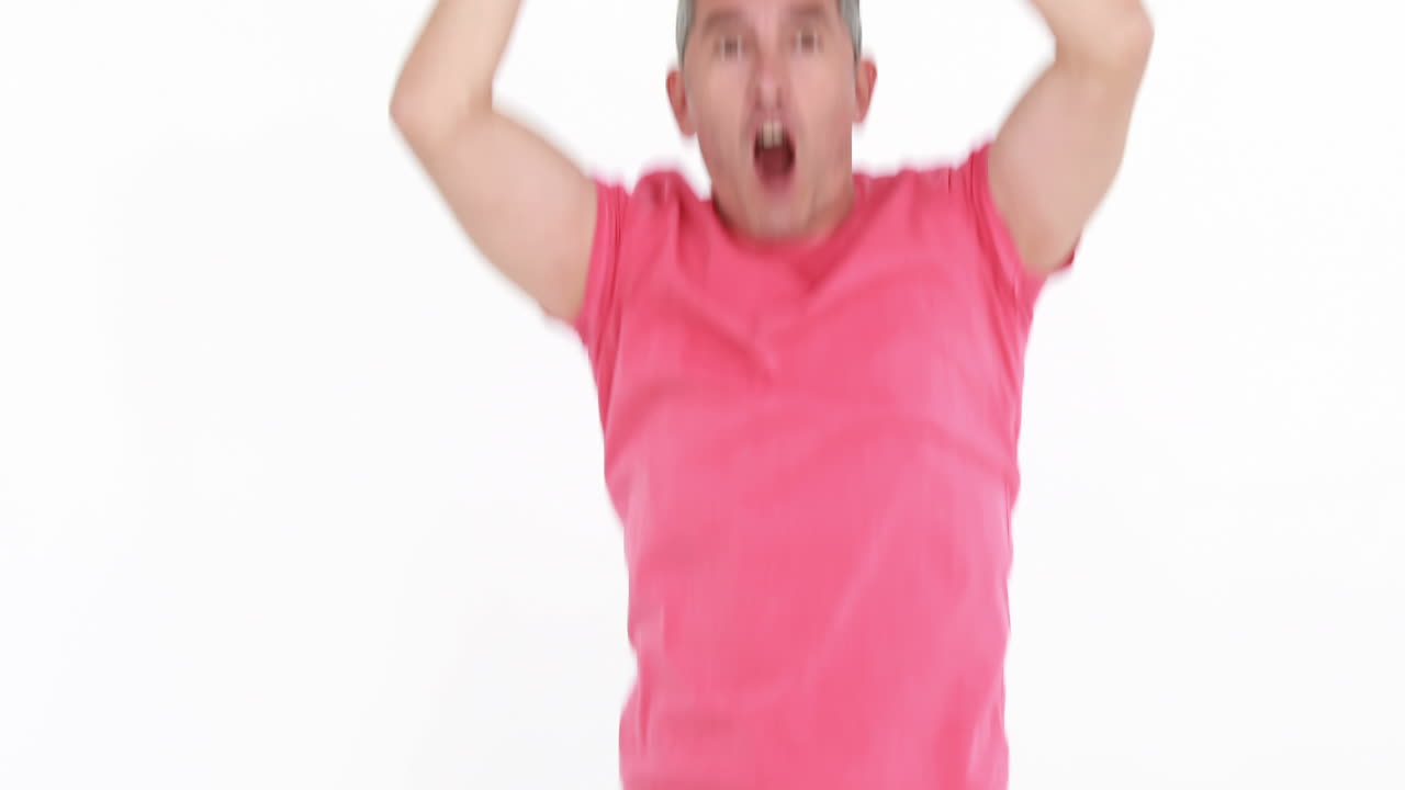 hombre feliz celebrando la victoria con una pelota de fútbol