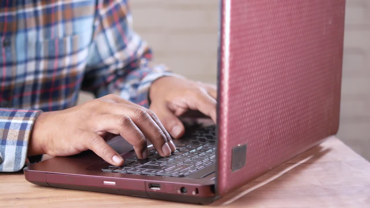 persona escribiendo en una computadora portátil