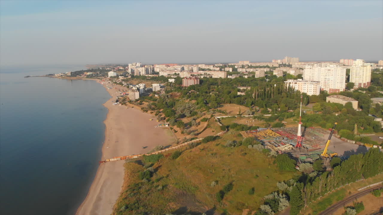 una ciudad luminosa con la luz del sol