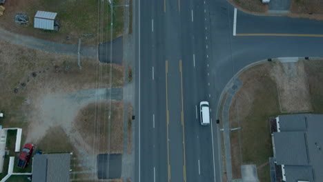 El-Tráfico-De-Automóviles-Se-Desplaza-Por-Una-Carretera-De-Varios-Carriles-Entre-Las-Casas-De-Los-Suburbios,-La-Antena