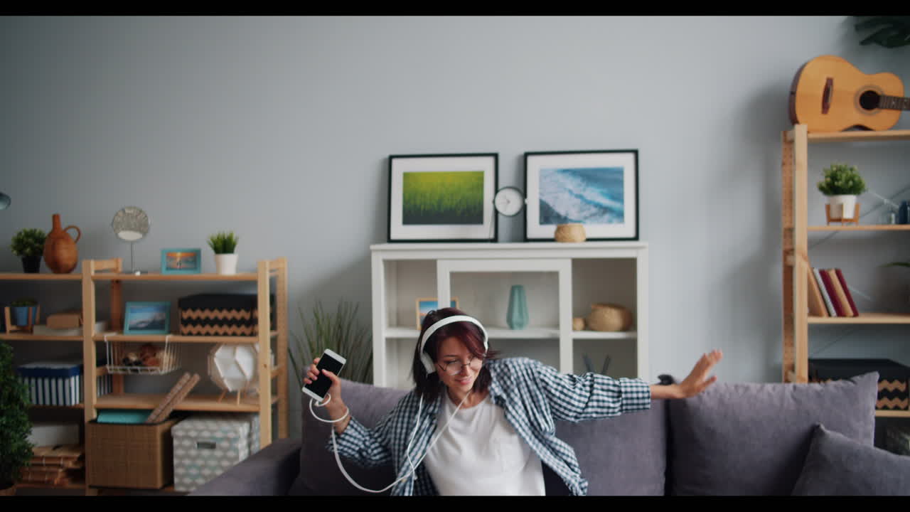 mujer bailando a la música en casa