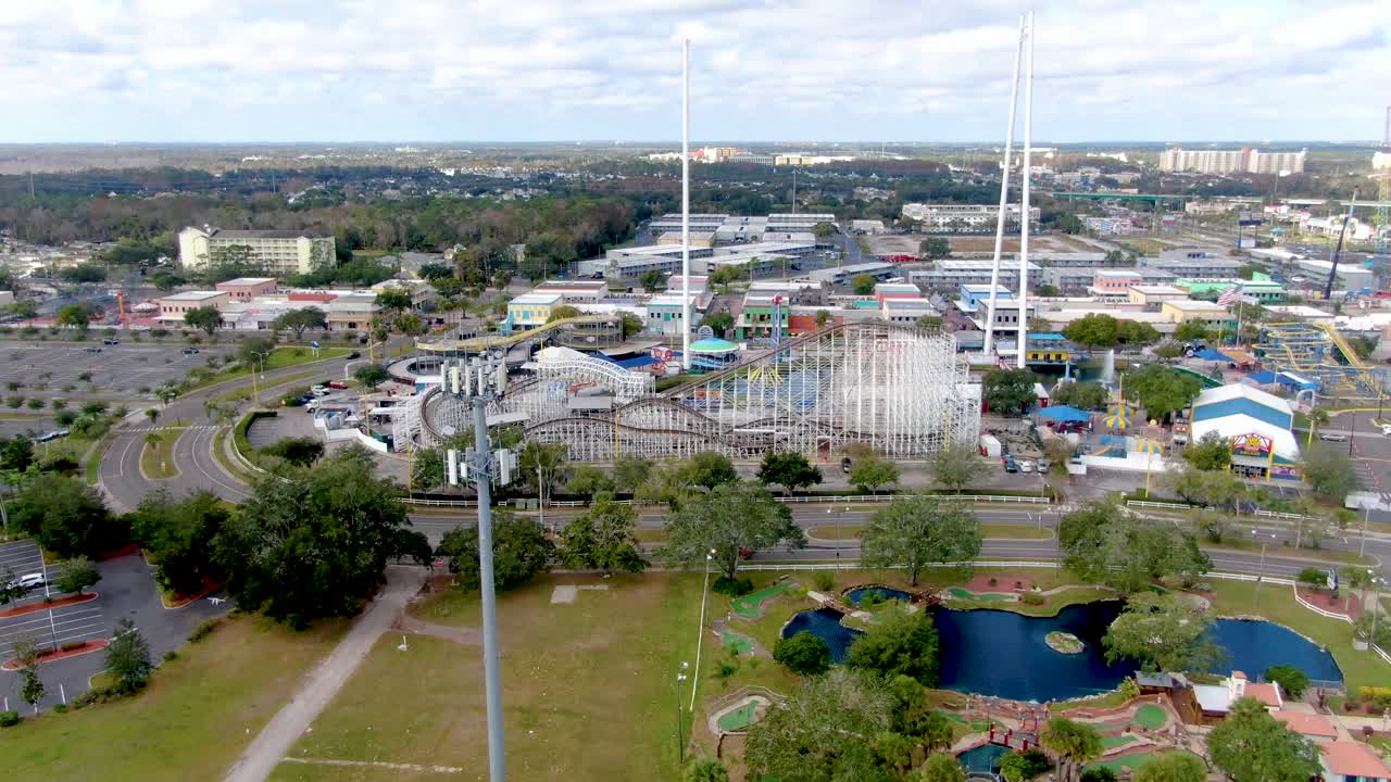 도시 경관을 배경으로 통신 타워의 마이크로파 송신기, 공중 상승 전망