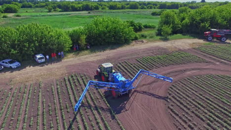 pulverizador agrícola en el campo agrícola transformado después de la planta de riego