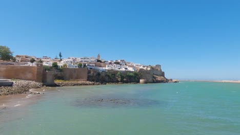 Kasbah-of-the-Udayas-in-Rabat:-Shore-view-of-iconic-Moroccan-architecture