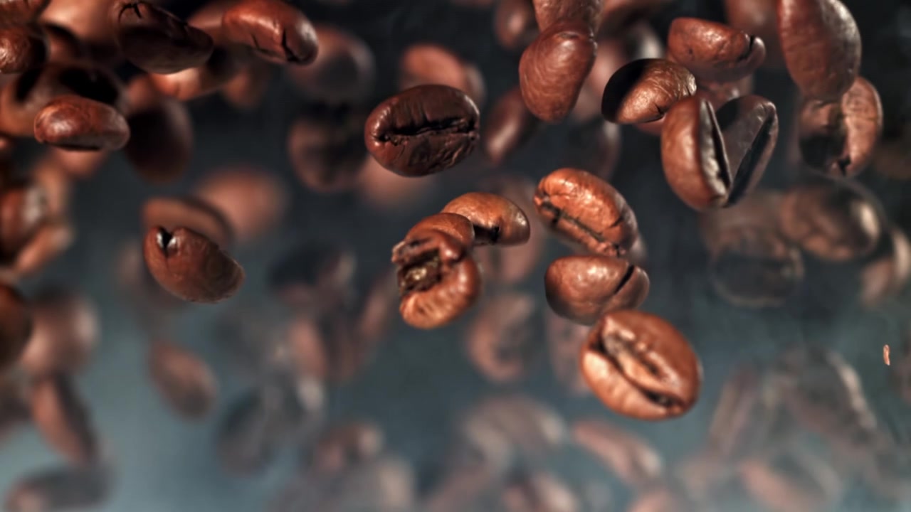 Chicchi di caffè tostati in caduta al rallentatore con fumo