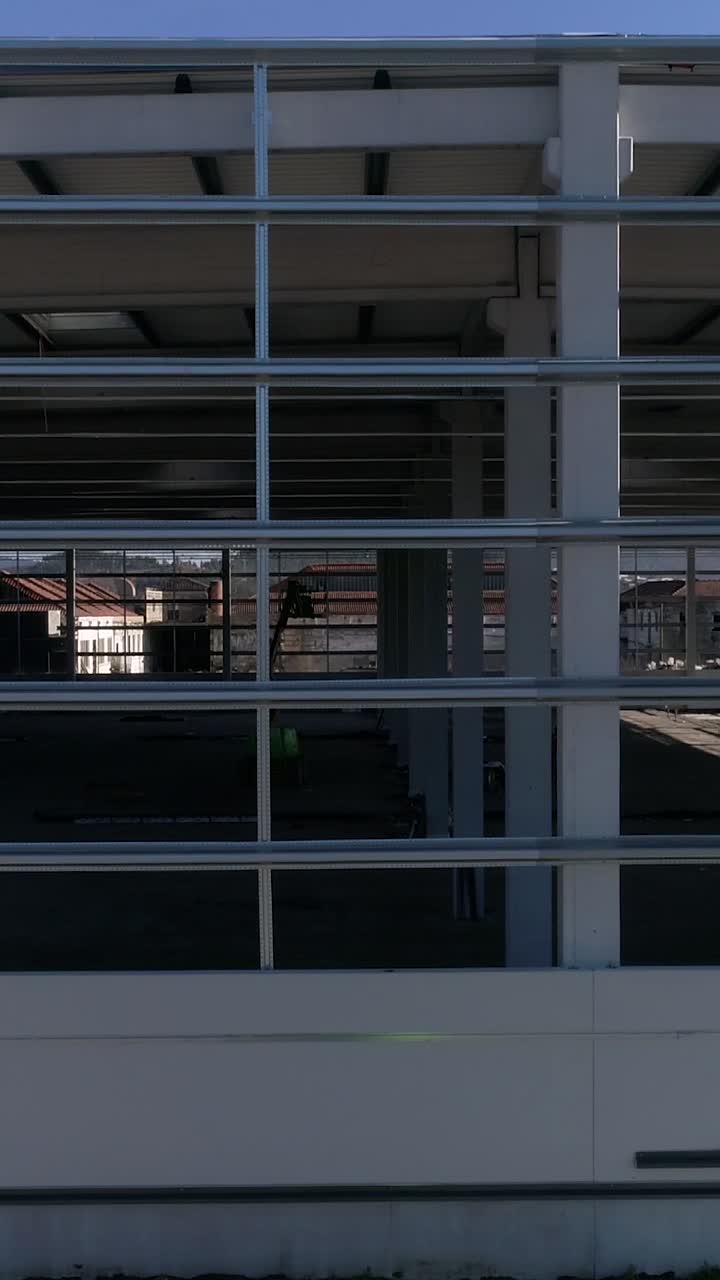 Construction of a large metal framed building