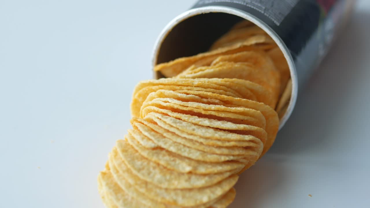 una lata abierta de papas fritas