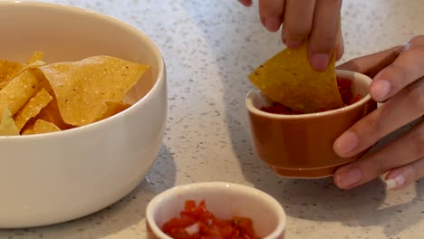 sumergir secuencialmente un chip en la salsa.