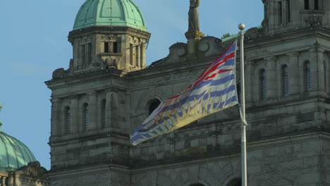 Bc-Flagge-Vor-Der-Gesetzgebenden-Versammlung-In-Victoria-Bc