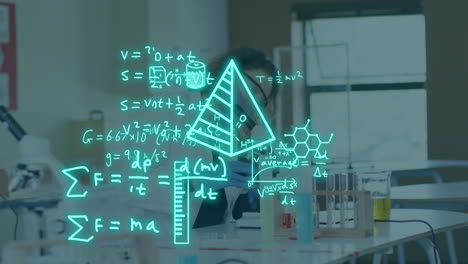 animación del procesamiento de datos científicos sobre una científica caucásica en el laboratorio