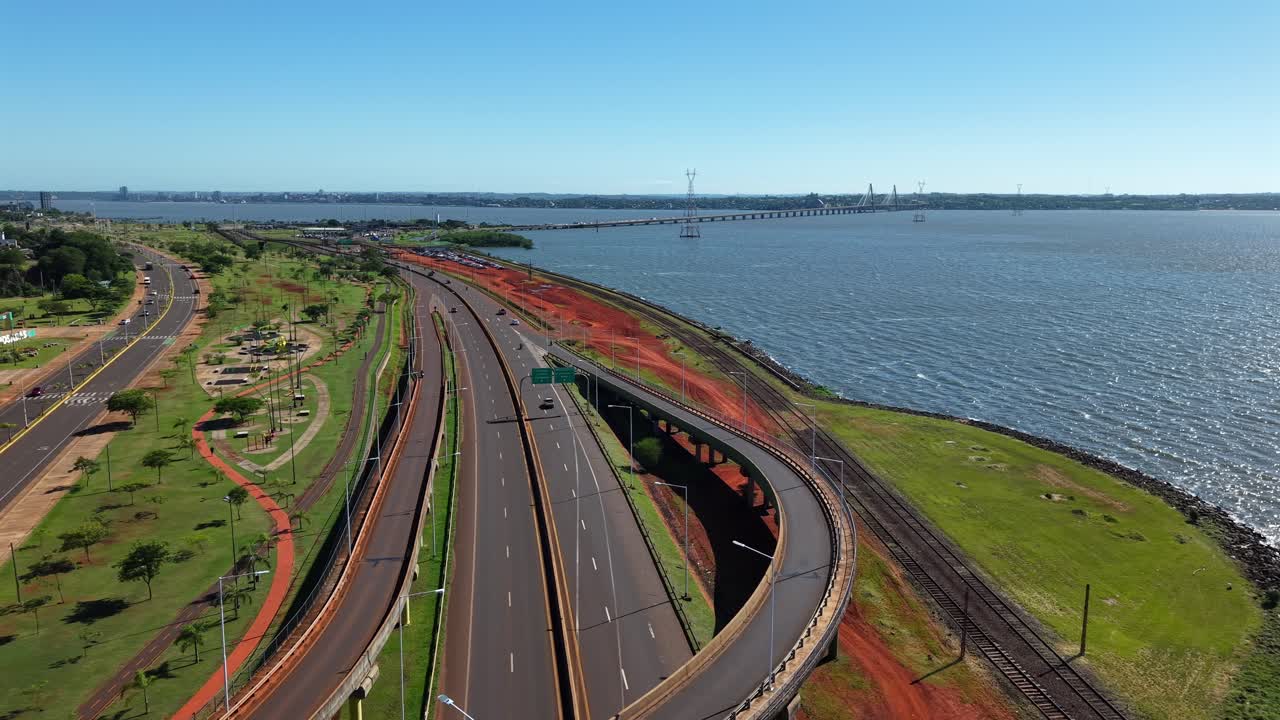 Luftdroneoptagelse af trafik på Costanera Avenue langs Paraná-flodens havnefront, Argentina Posadas Misiones