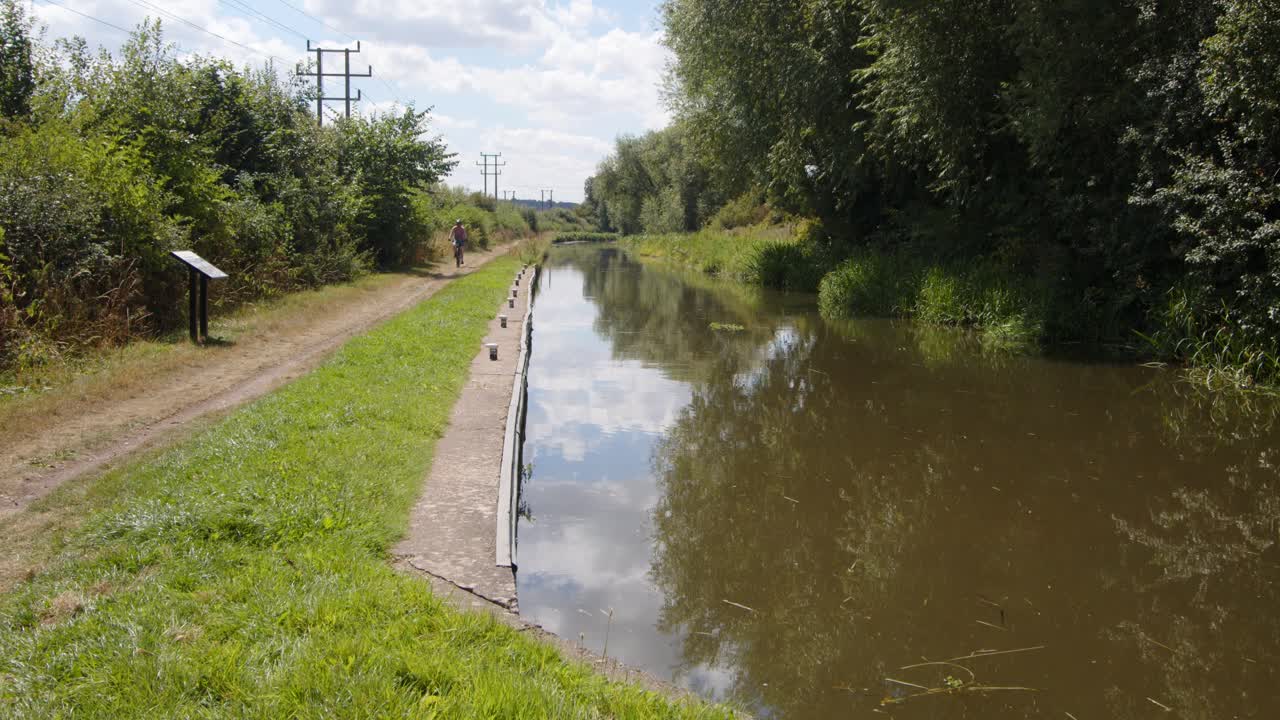 plano general de aston lock en el canal de trent y mersey con ciclistas pasando en bicicleta