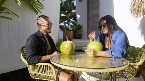 pareja sentada en una terraza