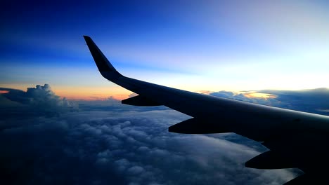 cielo nublado matutino con vista del amanecer desde las ventanas del avión