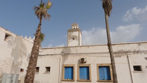 Tall-minaret-of-the-mosque-Ben-Youssef-rising-over-the-medina-of-Essaouira,-Morocco