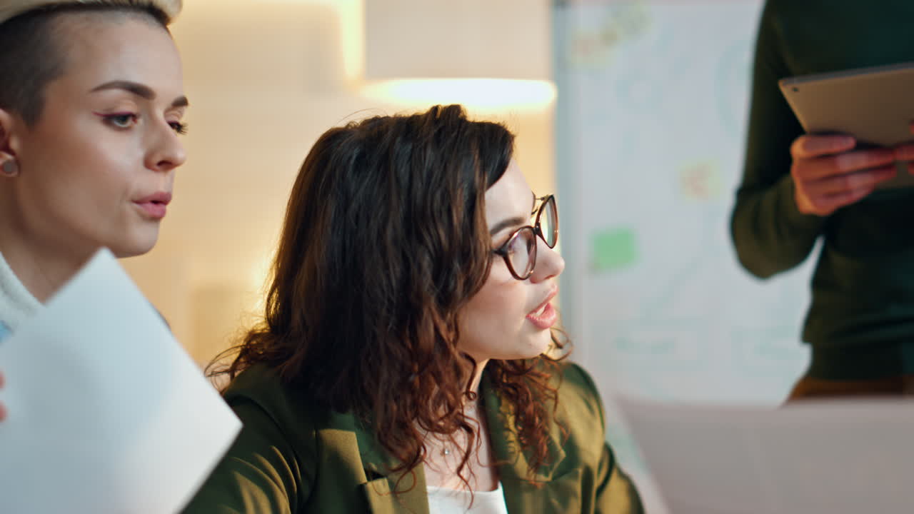 equipo de negocios enfocado trabajando en la sala de conferencias discutiendo el proyecto de cerca.