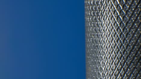 el patrón metálico de primer plano, la textura del cromo, la rotación suave.