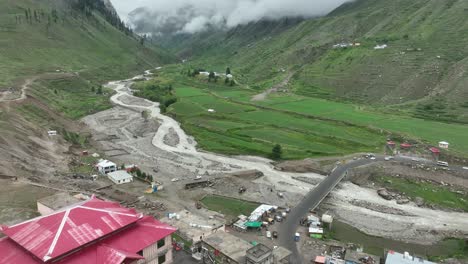 Der-Aufstieg-Enthüllt-Eine-Drohnenaufnahme-Eines-Wunderschönen-Grünen-Tals-In-Der-Nördlichen-Region-Naran-Batakundi-In-Pakistan