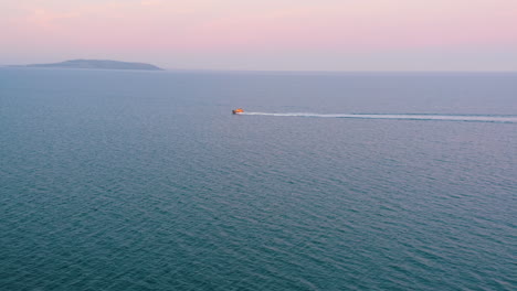 Luftaufnahme,-Aufgenommen-In-4k,-Hinter-Einem-Rettungsboot,-Rnli,-Auf-Einer-Trainingsmission