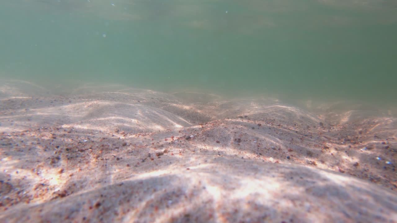 vista submarina del fondo de la playa de arena