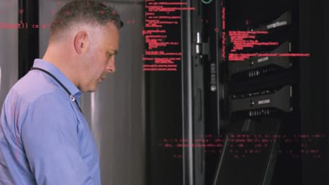 animación del procesamiento de datos sobre el hombre caucásico usando computadora en la sala de servidores