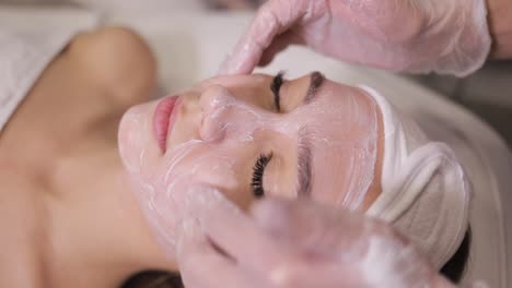 tratamiento facial en un spa
