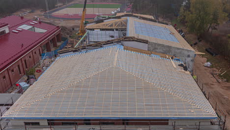 Instalación-De-Techo-Moderno-Con-Paneles-Solares