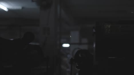 을 는 노동자: 을 사용하는 노동자: 원형 금속의 개는 조명 스파크를 가지고 있습니다. 엔지니어링, 워크, 산업, 제조 및 비즈니스의 개념.