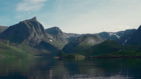 vista serena de la naturaleza - crestas junto al río tranquilo - tiro estático