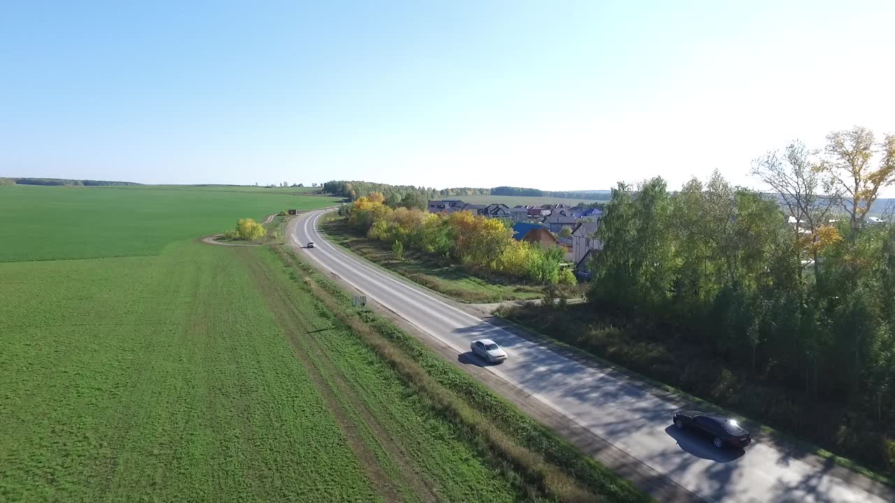 시골 풍경을 가로지르는 시골 도로