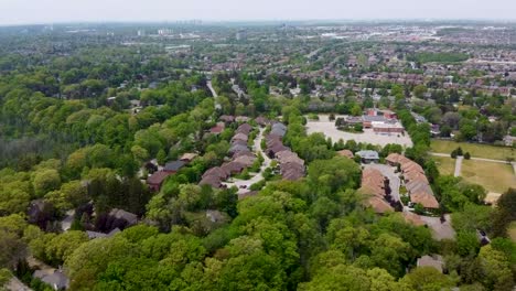 Volando-Sobre-Las-Casas-De-Mississauga-En-Un-Día-Nublado-De-Verano